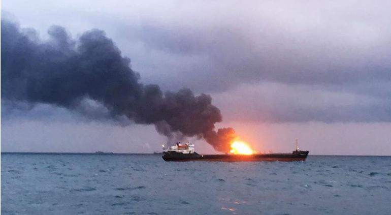Catorce muertos por incendio en dos barcos en Crimea