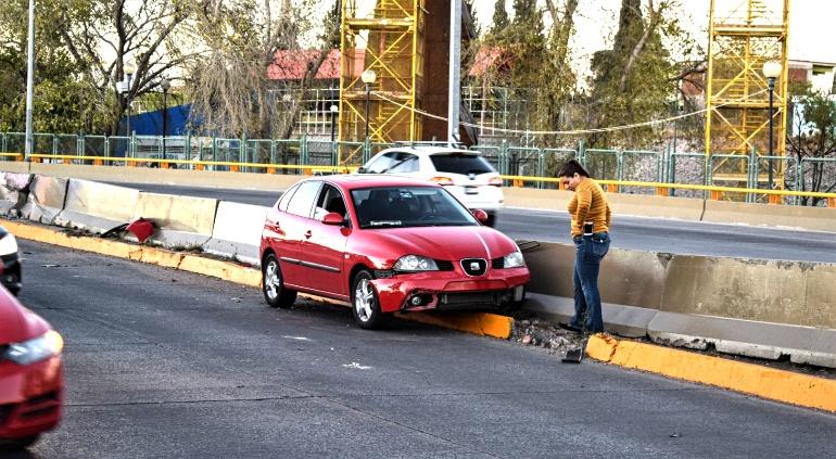 Choca contra el muro de contención en La Cantera y casi Río de Janeiro
