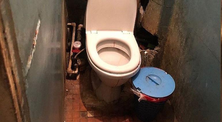 Aborta a bebé en el baño y regresa a seguir bebiendo Aborta a bebé en el baño y regresa a seguir bebiendo