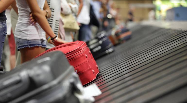 Sube a cinta del equipaje pensando que la llevaría al avión