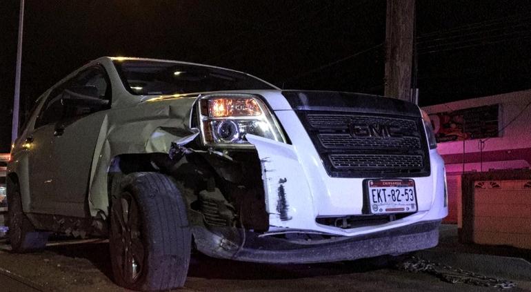 Choca contra poste y abandona camioneta en la Zarco