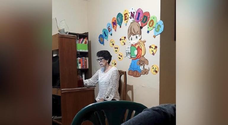 Con Pared Decorada Maestra Dio Bienvenida Virtual A Sus Alumnos Puente Libre Un ambiente virtual es el medio en el cual se realizan simulaciones de actividades que encontramos en el la vida cotidiana, esto lo hacemos con el proposito de llevarlos a un ambiente controlado y analizado con mayor profundidad. puente libre