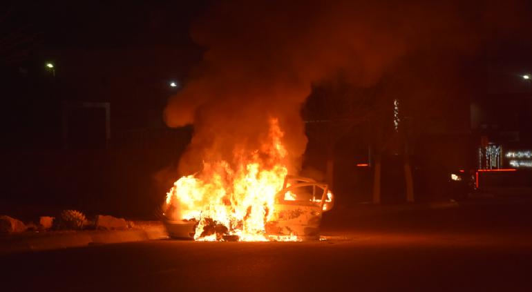 Entra en llamas auto afuera de Bosques del Valle II