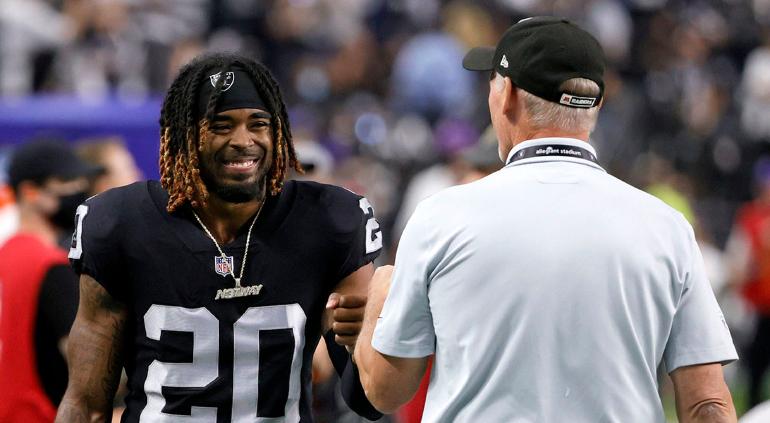 Liberan Raiders a Arnette por escándalo de armas | Tiempo