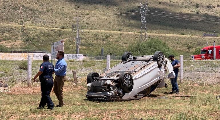 Tráiler provocó volcadura de Honda en carretera a Delicias