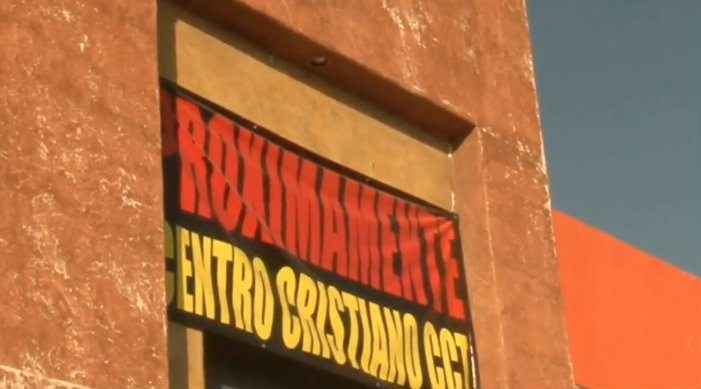 manta que anuncia el templo