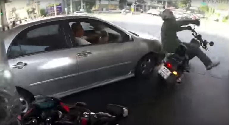 Conductor se pasa semáforo en rojo y le rompe la pierna a motociclista