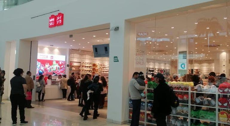 Tienda fila sale en megaplaza