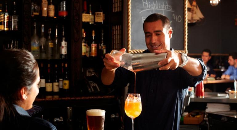 Proponen capacitar a empleados de bares en servicio al cliente | Tiempo