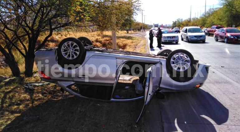 Pierde el control y vuelca en la carretera a Aldama; un herido