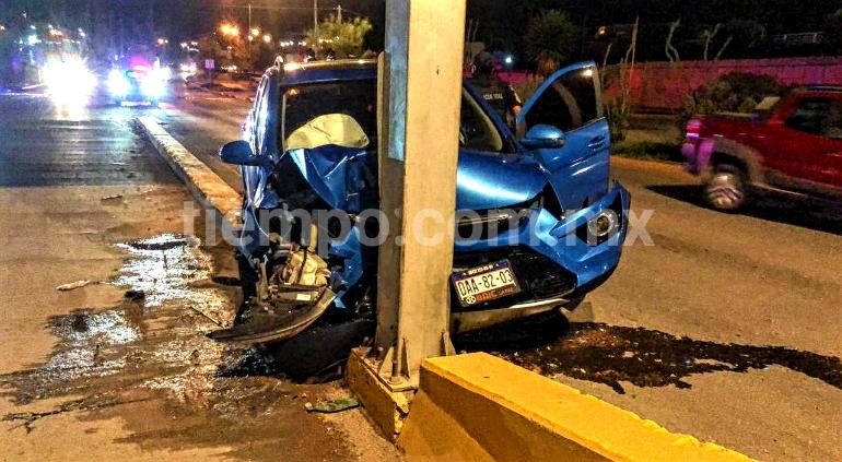 Pierde el control y choca contra poste en la Cantera