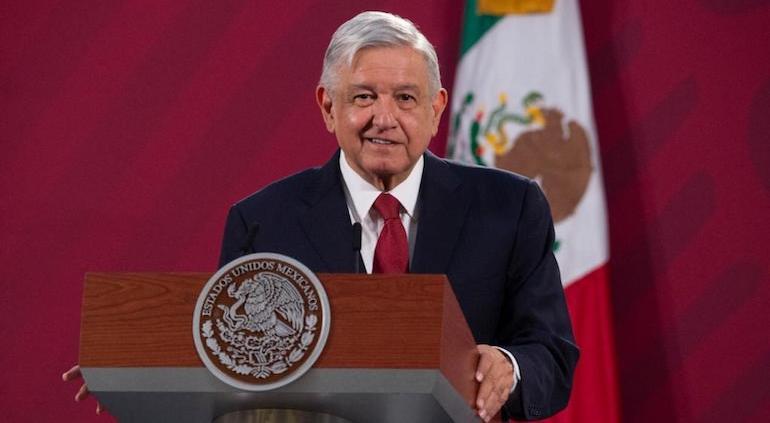 Andrés Manuel López Obrador y AMLO ya son marcas; entregó IMPI título