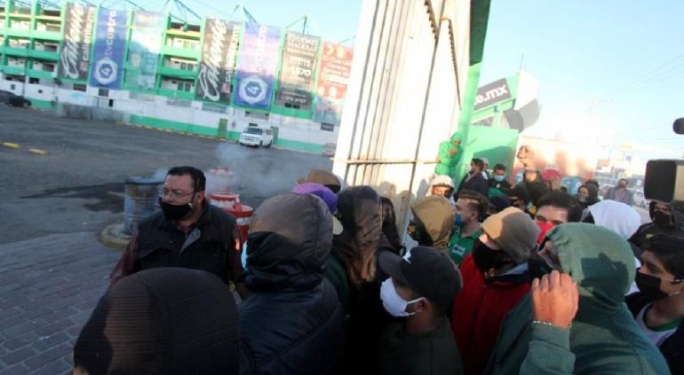 Fans del León irrumpen al estadio y vandalizan oficinas ? | Puente Libre