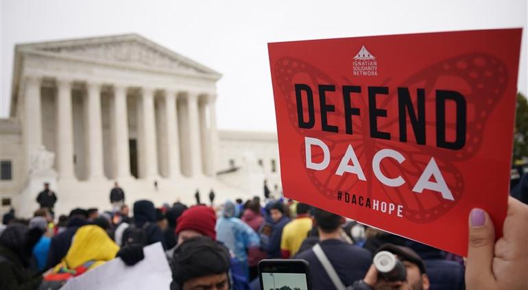 Ordena juez federal a Biden no recibir nuevas solicitudes de DACA - Vimarsana News