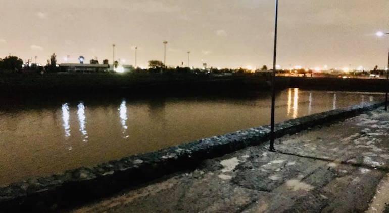 Sofá cama obstruyó paso de agua en dique del Parque Central: Corral - Vimarsana News