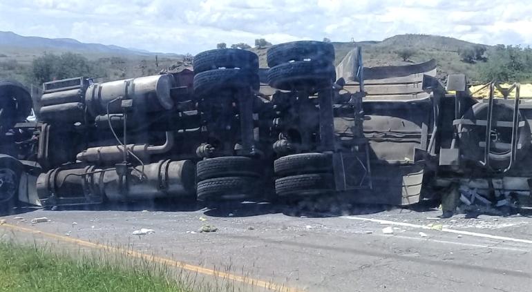 Volcó tráiler cerca de Santa Isabel; obstruyó carretera - Vimarsana News