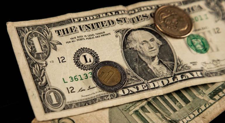 Revierte peso al dólar por datos débiles de economía en EE.UU.