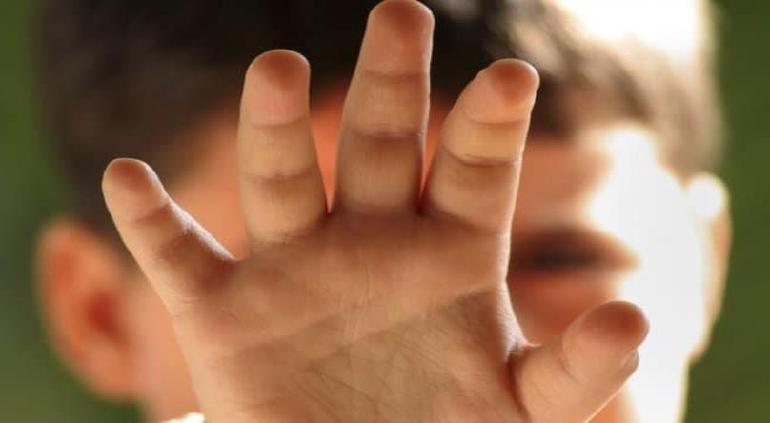Rescatan a menor golpeado por su madre y padrastro en Edomex