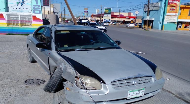 Le falló el carro y chocó contra postes, derribó uno