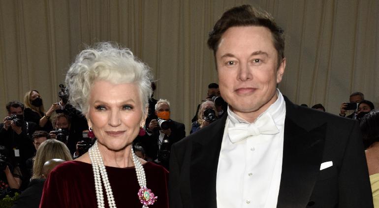 Reveló madre de Elon Musk que cuando lo visita duerme ¡en el garaje!