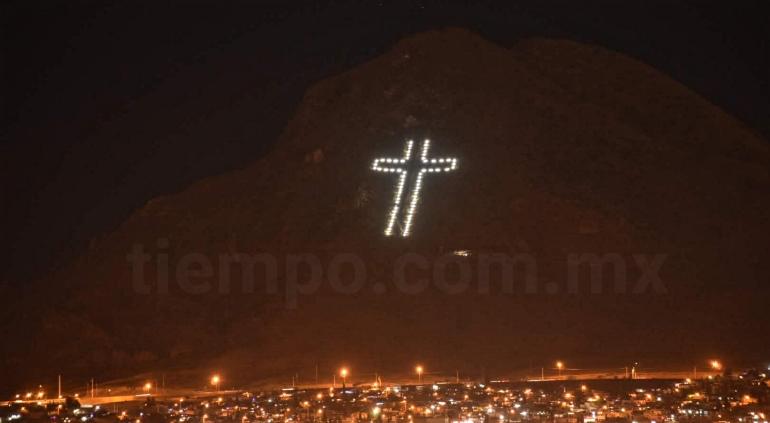 Encienden cruz y adornan el Cerro Grande