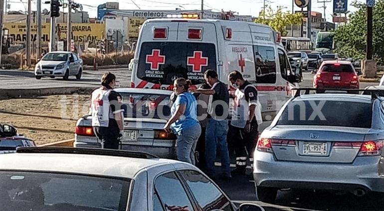 Intenta cruzar entre los autos y lo atropellan frente a Plaza Sendero