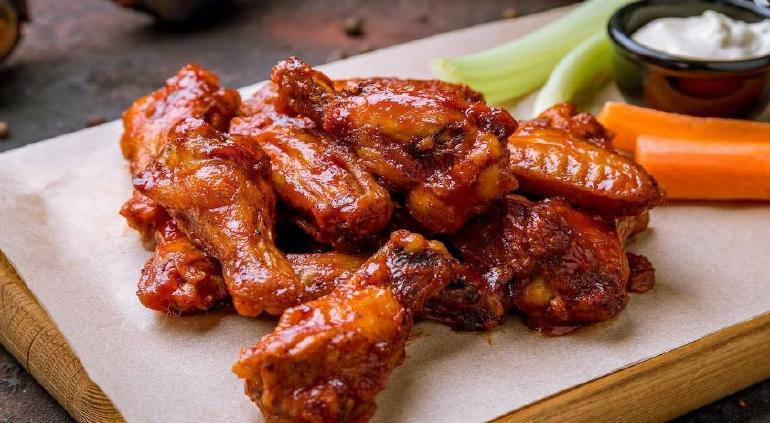 Cocina estas deliciosas alitas de pollo a la BBQ | Tiempo