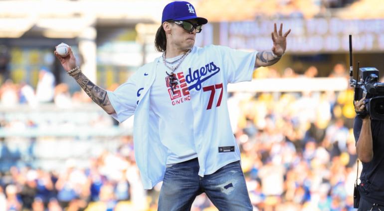 Peso Pluma resulta un hitazo al presentarse en el Dodger Stadium