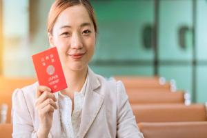Relacionada mujer-ciudadana-japonesa-sonriendo-muestra-pasaporte-japon-aeropuerto-listo-viajar-avion-casa-japon_43300-3319-1280x720.jpg