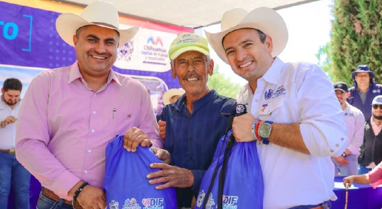Entrega Bonilla despensas en la Colonia Soto y Guadalupe