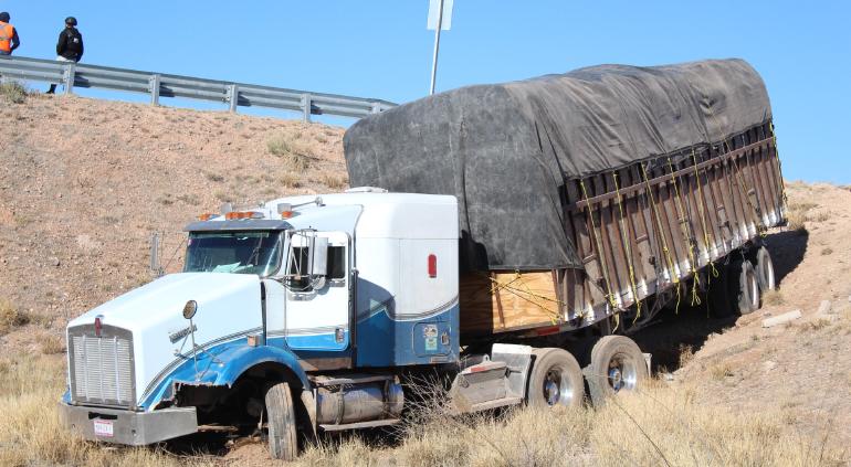Sale del camino tráiler cargado con chile seco en el Libramiento
