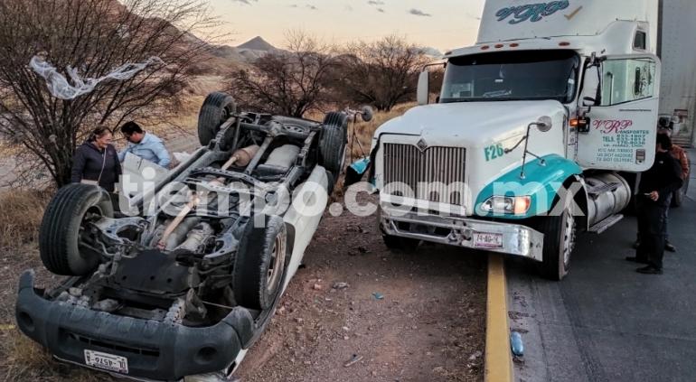 El conductor de un tráiler cambió de carril e impactó contra una pick ...
