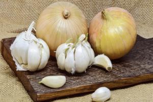 Relacionada 10-2-raw-vs-cooked-garlic-and-onions-for-blood-thinning-1200x675.jpg