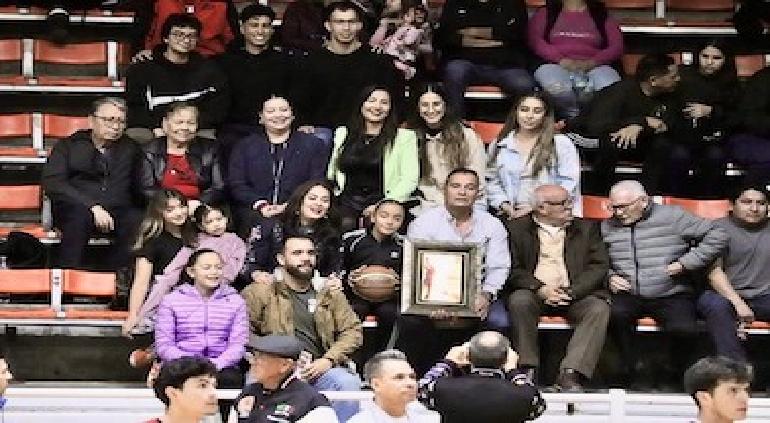 “Tino” Chávez recibió merecido homenaje en el Basquetbol Navideño