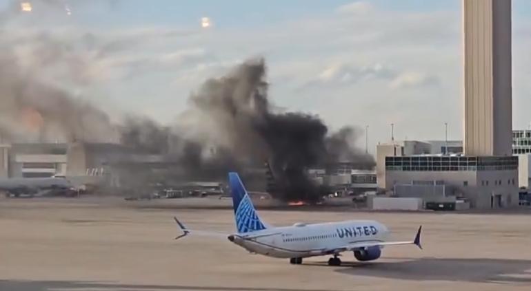 Captaron avión incendiándose en aeropuerto de Denver🎦