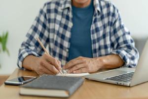 Relacionada the-young-writer-works-from-home-man-writing-novel-free-photo.jpg