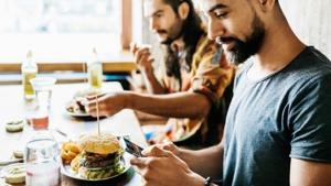 Relacionada comer-y-mirar-el-celular.jpg