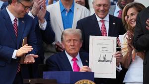 Relacionada trump-firma.jpg