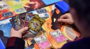 Relacionada hombre-en-fila-cartas-pokemon.jpg
