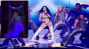 Relacionada sufrio-katy-perry-descarga-electrica-en-pleno-showsiguio-cantando.jpg