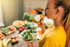 Relacionada young-woman-eating-healthy-eco-food-pl7swvr-scaled-847x565.jpg