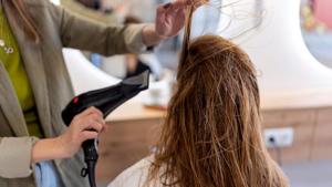 Relacionada estilista-cultivos-secando-cabello-mojado-cliente-salon_776325-613.jpg