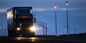 Relacionada a-semi-truck-driving-at-night.jpg