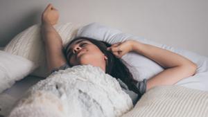 Relacionada sexy-sleepy-woman-person-sleeping-on-the-bed-youn-2021-09-03-14-16-12-utc-1-scaled.jpg