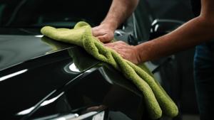 Relacionada man-cleans-the-car-body-with-a-towel-auto-care.jpg