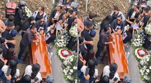 Relacionada viral-cayo-repartidor-de-flores-a-fosa-durante-funeral.jpg