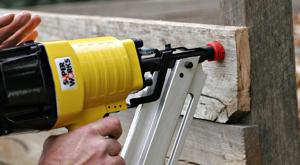 Relacionada principal_1200px-using_a_nail_gun.jpg