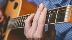 Relacionada hombre-tocando-guitarra.jpg