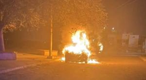Relacionada incendiaron-auto-en-parajes-del-sur-quedo-destruido.jpg