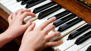 Relacionada depositphotos_44848059-stock-photo-child-hands-playing-piano.jpg
